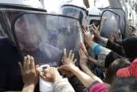 Ειδομένη:Να σπάσουν τον αστυνομικό κλοιό επιχείρησαν γυναίκες και παιδιά
