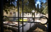 Καυγάς σε κηδεία στη Θεσσαλονίκη: Τη χτύπησε με μαρμάρινο σταυρό – «Μόνη της χτύπησε» απαντά ο 60χρονος που καταδικάστηκε