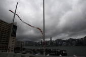 Στο έλεος του τυφώνα Καλμαετζί το Χονγκ Κονγκ