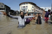 Βιβλική καταστροφή: 480 νεκροί και 200.000 εγκλωβισμένοι από τις πλημμύρες στο Κασμίρ