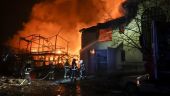 Ρωσικές αεροπορικές επιθέσεις προκάλεσαν πυρκαγιά σε βιομηχανική εγκατάσταση στο Κίεβο και αρκετούς τραυματισμούς